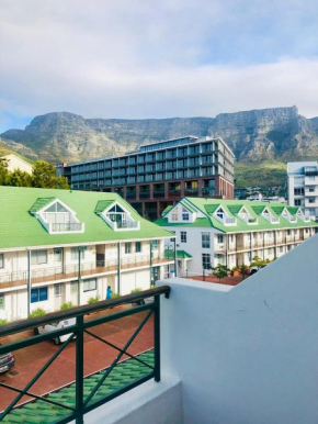 Roeland Square